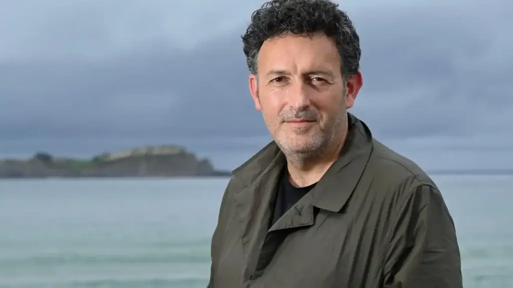 Mikel Santiago